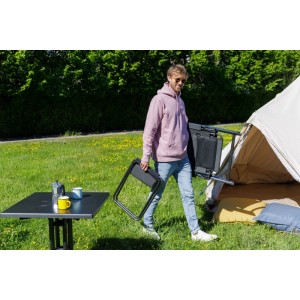 Kettler Klapptisch Boulevard, 70x70 cm, anthrazit, mit Person und Zelt im Garten.