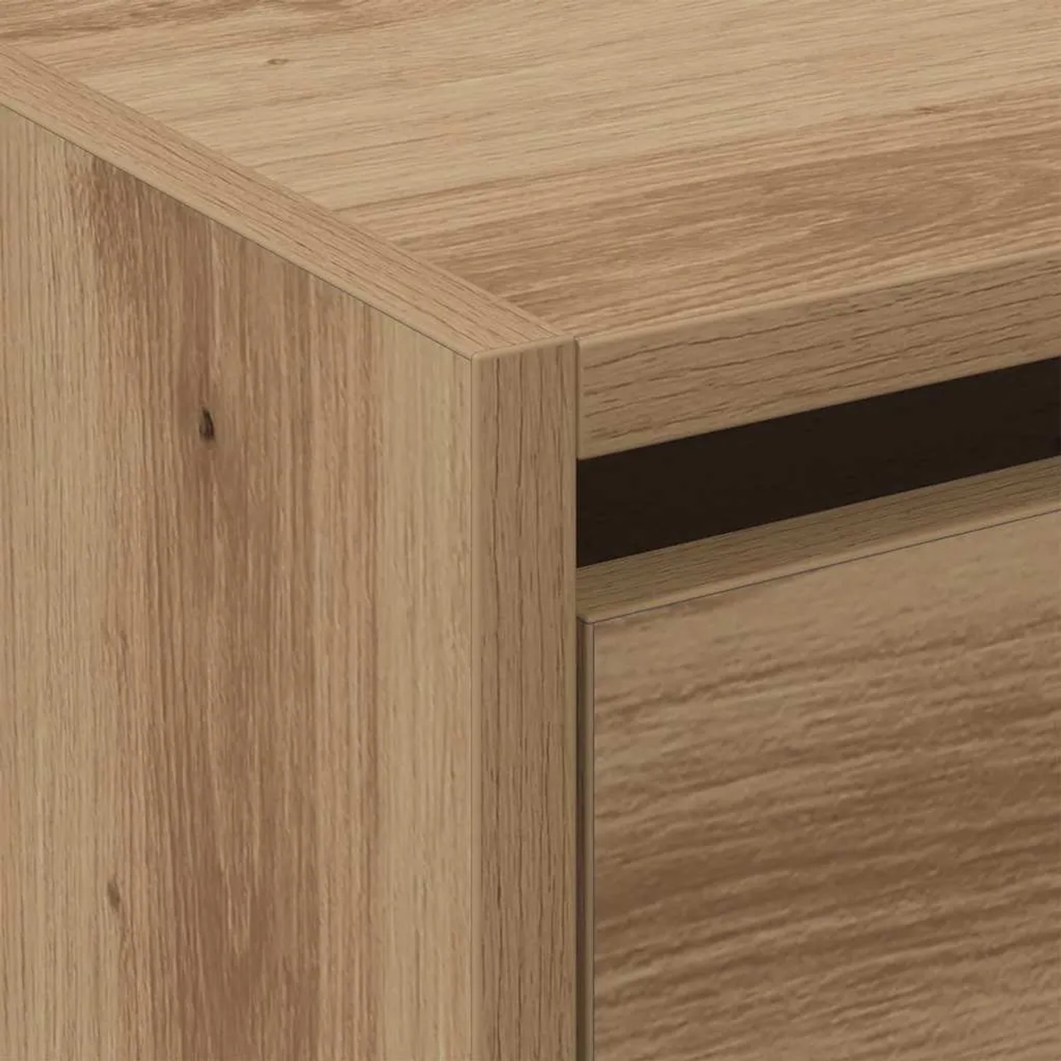 Moderner Schuhschrank aus Holzwerkstoff, Eiche handwerklich, mit Holzmaserung und dunklem Spalt.