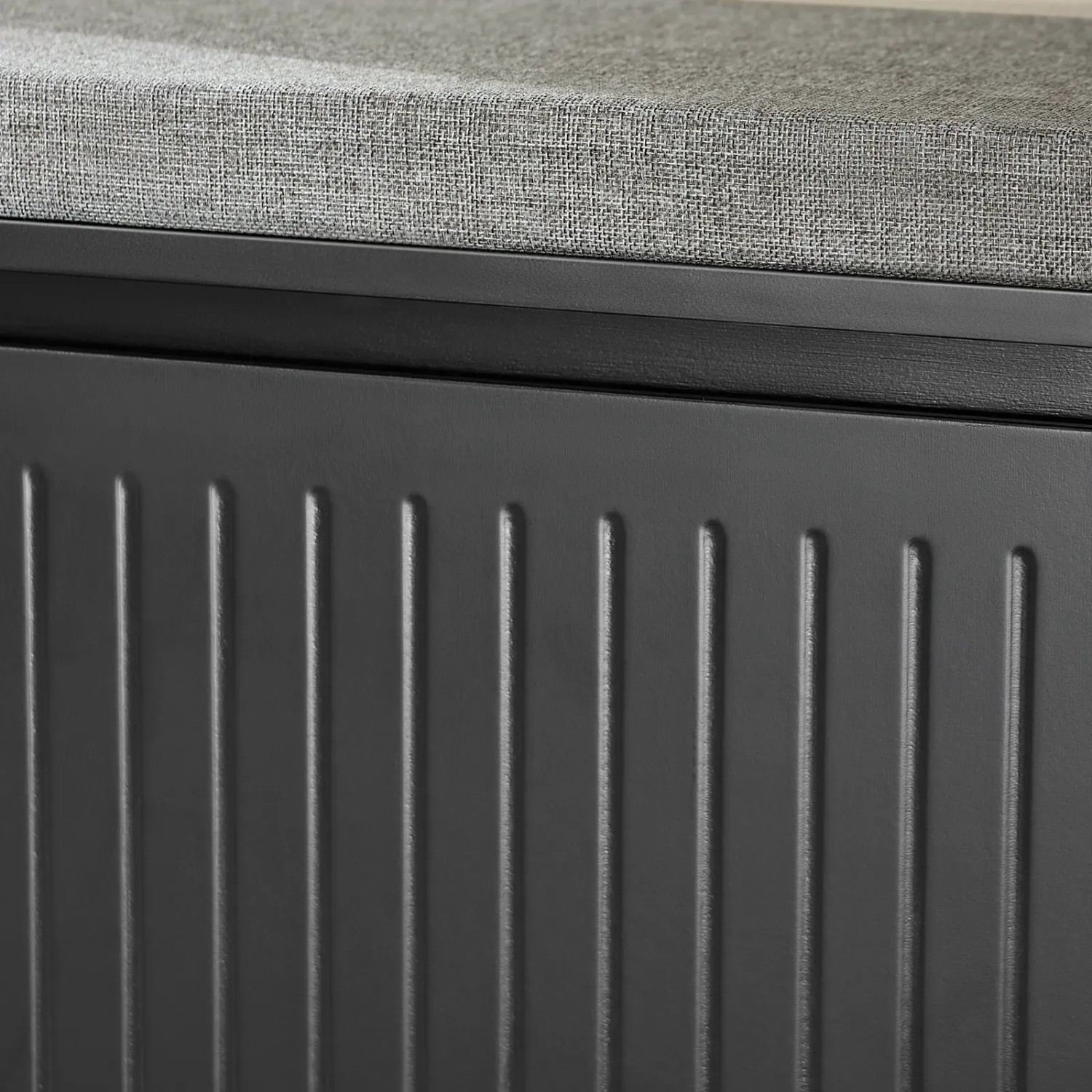 Detailansicht: Schwarze Schuhbank mit grauer Sitzfläche, schmal und ideal für den Flur.
