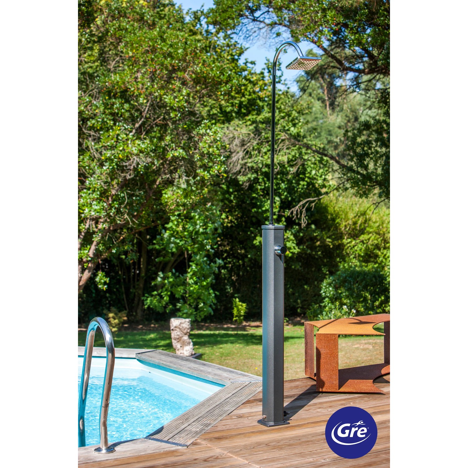 Schwarze Gre Solardusche aus Aluminium (18 l) neben Pool auf Holzdeck.