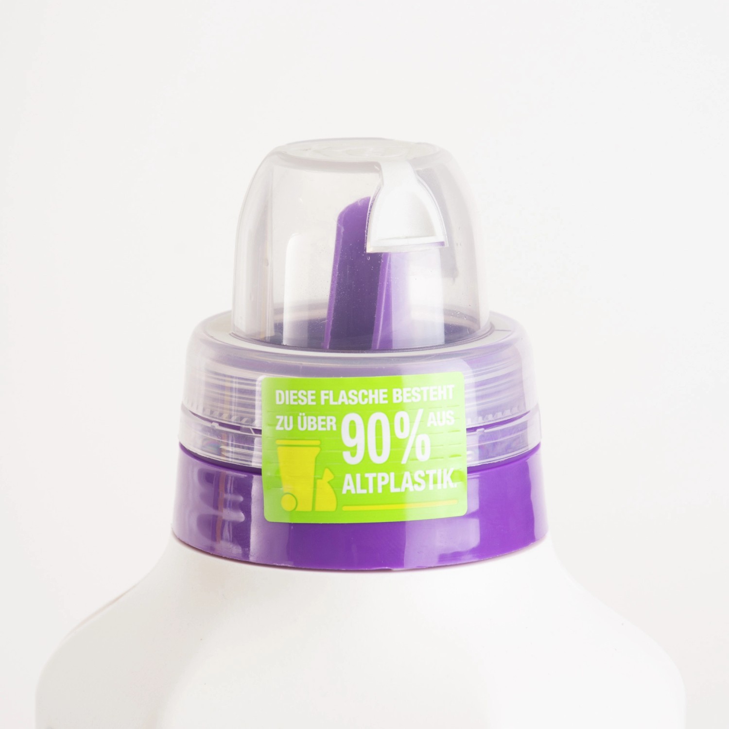 Detailaufnahme: Flasche Compo Blühpflanzendünger 1 l, Verschluss mit Dosierhilfe, Hinweis auf 90% Altplastik.