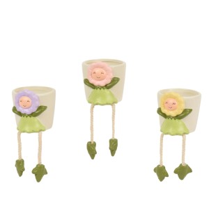 Drei Decoris Pflanzentöpfe aus Terrakotta mit verspielten Blumenfiguren in Gelb, Lila, Rosa und hängenden Beinen. Für Ostern.