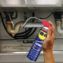 WD-40 Flexible Multifunktionsprodukt 400ml bei der Anwendung unter einem Waschbecken.
