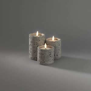 Drei graue LED-Kerzen in Betonoptik, verschiedene Höhen, mit warmweißem Licht für Innen.