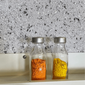 Floxxan Baumwollputz California 201, Farbe Weis mit Farbchips in Orange und Gelb.