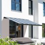 Elektrische Kassettenmarkise, basaltgraue Kassette, blau-weiß gestreiftes Tuch, 4x3 m. Sonnenschutz für Terrasse.