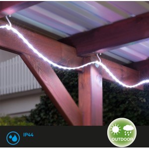 Flexibles 5 m LED-Band für Außen, mit Haken an Holzkonstruktion befestigt.