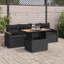 Schwarze 5-tlg. Garten-Sofagarnitur aus Poly Rattan mit Akazienholz-Tisch und Kissen.