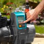 Gardena Garten- und Hauswasserautomat 5000/5 LCD in Aktion: Hand bedient Display der Pumpe.