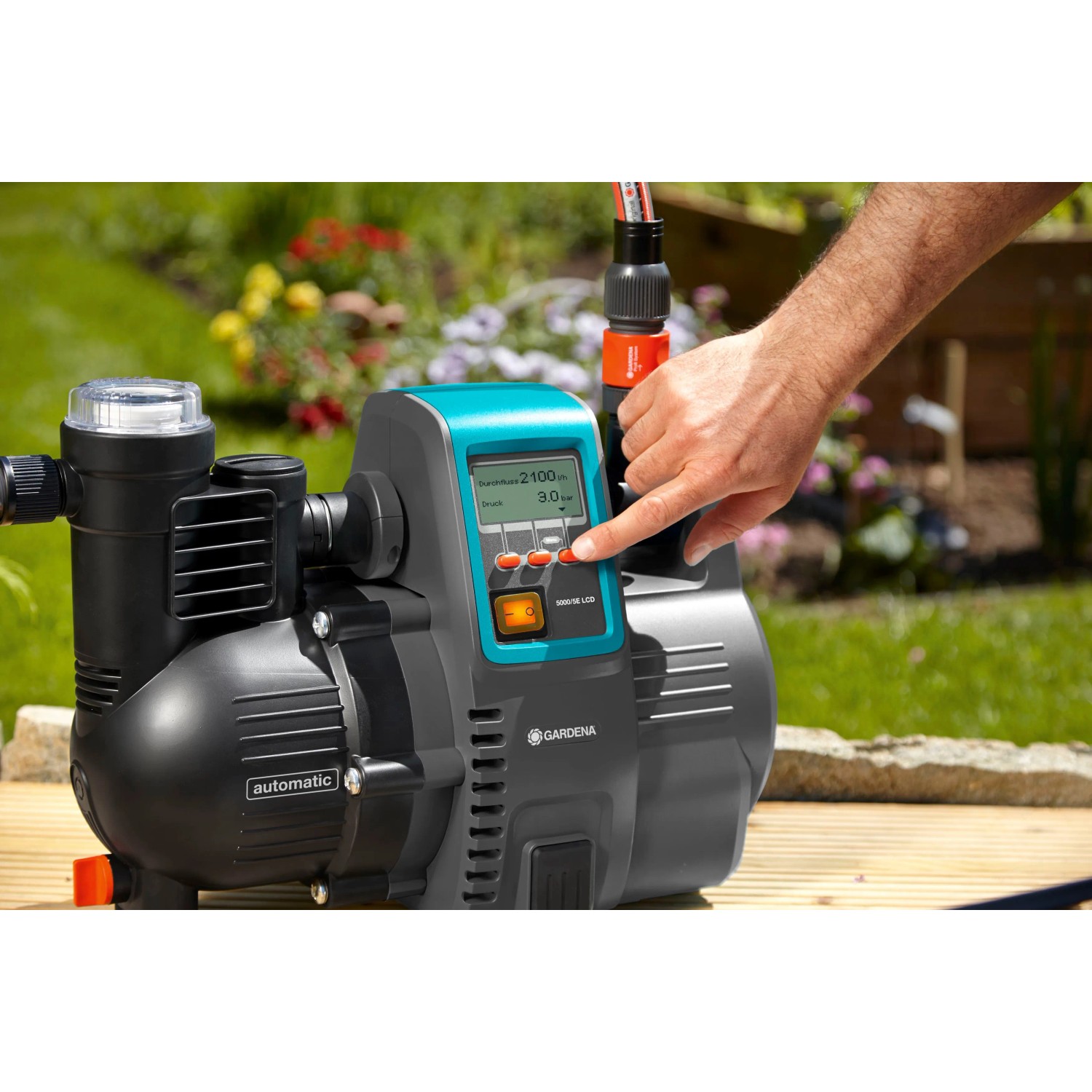 Gardena Garten- und Hauswasserautomat 5000/5 LCD in Aktion: Hand bedient Display der Pumpe.
