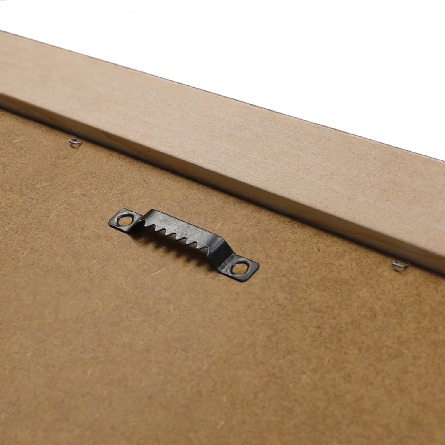 Detailansicht der Rückseite des weißen Wandspiegels im Shabby-Chic Stil mit Aufhängung.