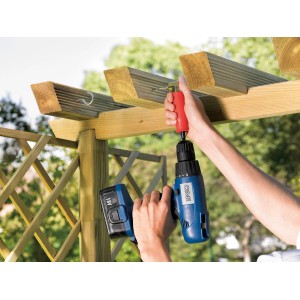 LUX Winkelschraubervorsatz im Einsatz mit Akkuschrauber zum Schrauben an schwer zugänglicher Stelle.