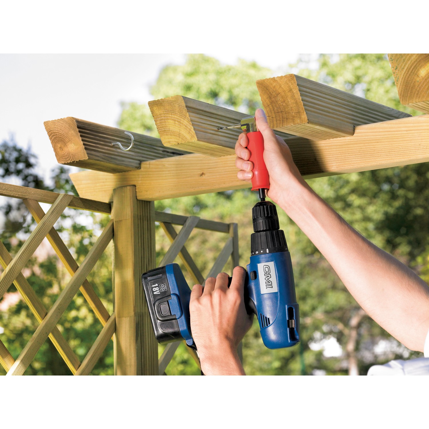 LUX Winkelschraubervorsatz im Einsatz mit Akkuschrauber zum Schrauben an schwer zugänglicher Stelle.