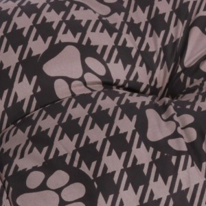 Braun-beiges Hundekissen mit Pfotenmuster, 70x100 cm. Gemütliches Hundebett/Hundekorb für Zuhause und unterwegs.