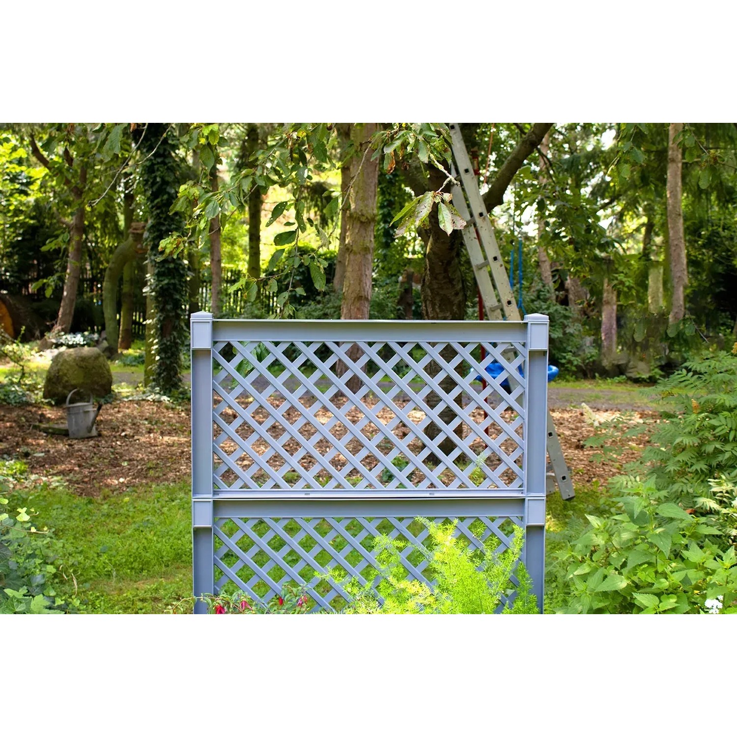 2er-Set graues KHW Spalier mit Erdspieß, 140x200x6 cm, im Garten.