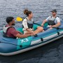 Bestway Trek X3 Schlauchboot-Set für 3 Personen mit Paddel und Pumpe auf dem Wasser.