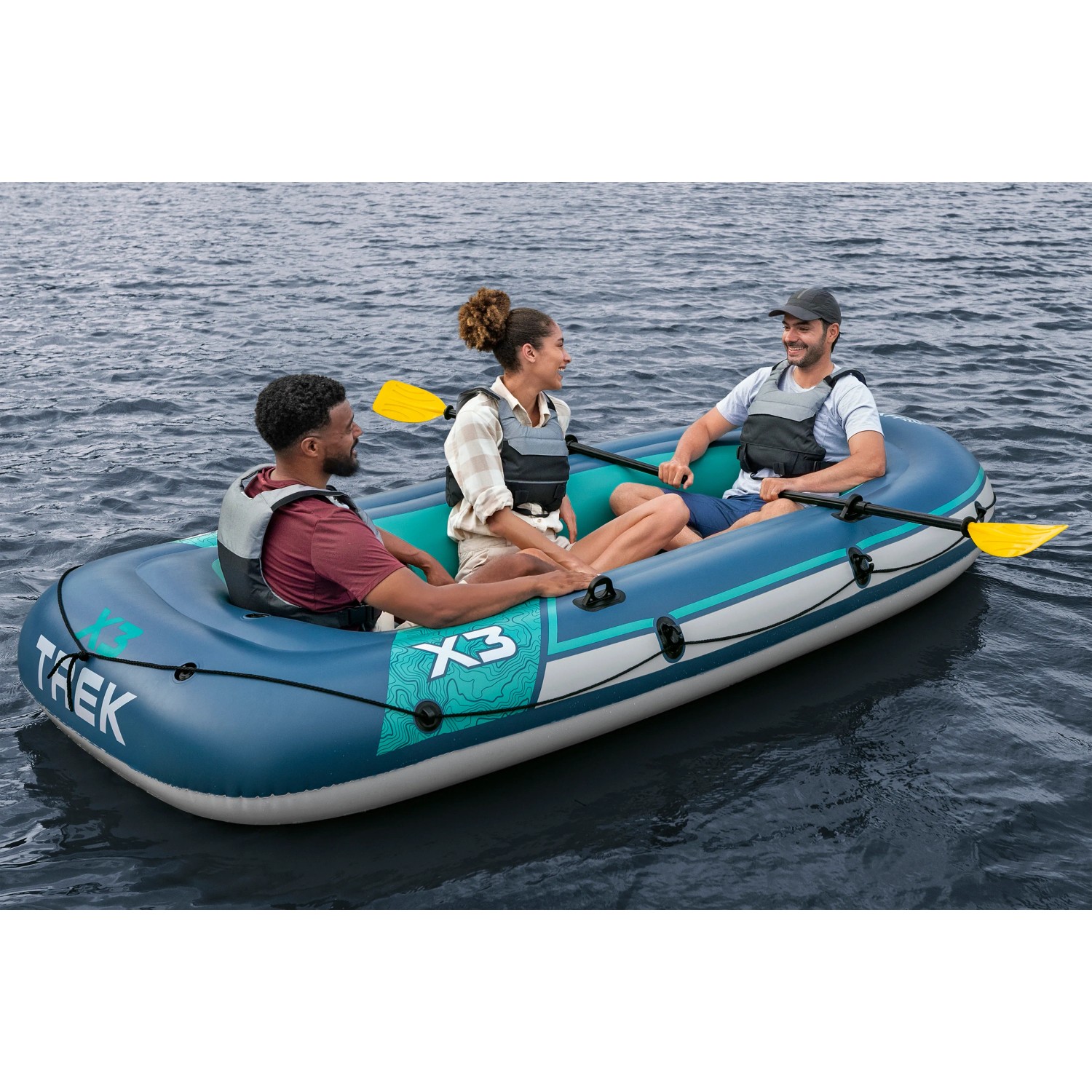 Bestway Trek X3 Schlauchboot-Set für 3 Personen mit Paddel und Pumpe auf dem Wasser.