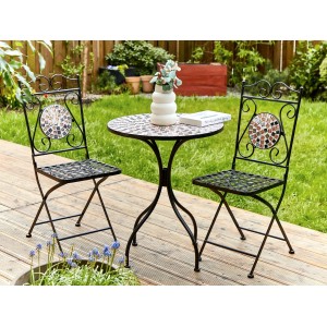 Beliani Gartentisch CARPINO, schwarz-gold-grau, 60x60 cm, mit Mosaikmuster und zwei Stühlen auf einer Terrasse.