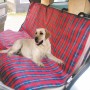 Karierte Hunde-Autoschondecke 140x100 cm mit Labrador im Auto.