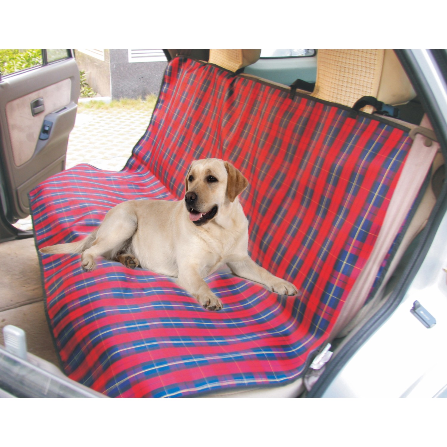 Karierte Hunde-Autoschondecke 140x100 cm mit Labrador im Auto.
