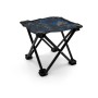 Faltbarer Campinghocker mit blau-schwarzem Camouflage-Sitz und schwarzem Gestell. Ideal für Angeln, Outdoor & Reisen.
