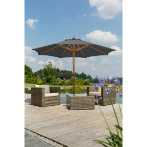 Anthrazitfarbener Schneider Marktschirm (Ø 300 cm) mit Seilzug über einer Sitzgruppe im Garten.