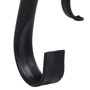 Detailaufnahme vom schwarzen Stahlfuß des vidaXL Feuertisch Mosaik Keramik Terracotta 68 cm.