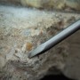 LUX Fliesenmeißel im Einsatz: Detailaufnahme der Meißelspitze am Stein.
