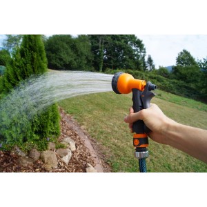 Jardinion Gartenbrause mit 7 Modi in Grau/Orange für die Gartenbewässerung im Einsatz.