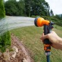 Jardinion Gartenbrause mit 7 Modi in Grau/Orange für die Gartenbewässerung im Einsatz.