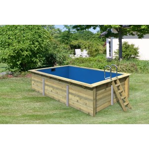 Rechteckiger Karibu Holzpool mit Leiter und blauer Innenfolie im Garten.