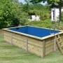 Rechteckiger Karibu Holzpool mit Leiter und blauer Innenfolie im Garten.