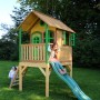 Spielhaus Laura mit Leiter, Rutsche und spielenden Kindern im Garten.