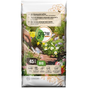 Sack GROW by OBI BIO Blumenerde, 45l, torffrei. Hände pflanzen Blumen in Erde. Universalerde für Garten, Balkon und Zimmerpflanzen.