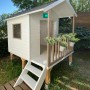 Soulet Kinderspielhaus Kangourou+ aus Holz mit Terrasse und Treppe.