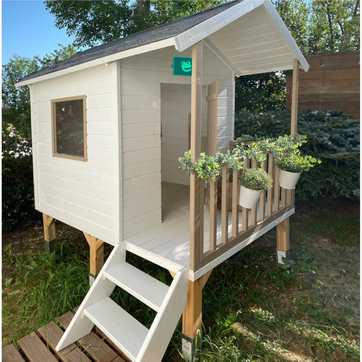 Soulet Kinderspielhaus Kangourou+ aus Holz mit Terrasse und Treppe.