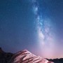 Komar Fototapete Vlies Fire Wave, 100x250 cm: Wüstenlandschaft unter Sternenhimmel.
