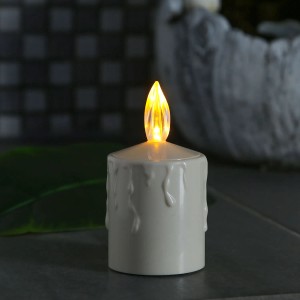 Beige LED Grabkerze im 2er Set mit Dämmerungssensor, ideal für Laternen und Gräber.