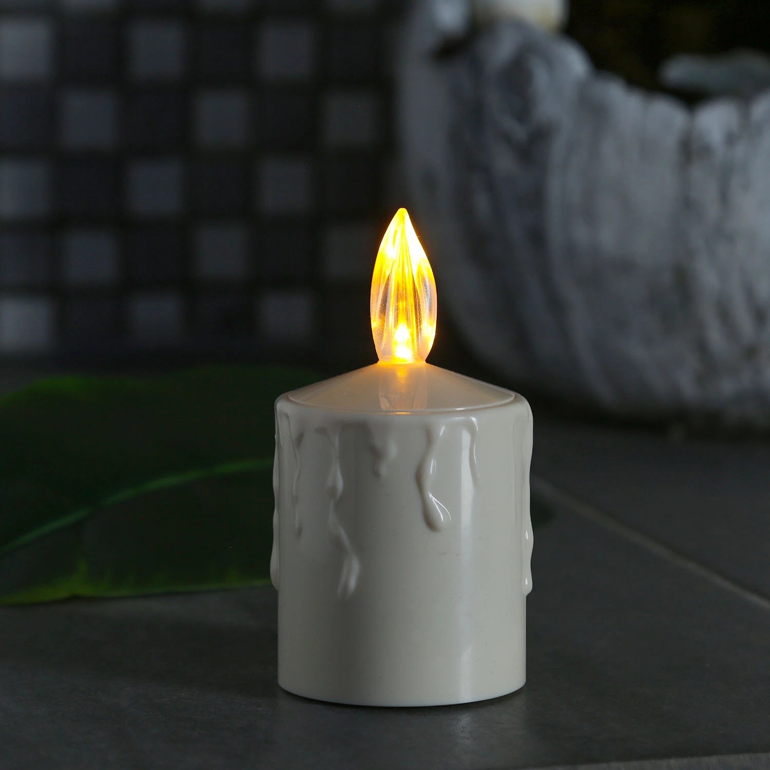 Beige LED Grabkerze im 2er Set mit Dämmerungssensor, ideal für Laternen und Gräber.