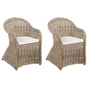 Zwei beige Beliani Sessel aus Rattan mit hellen Sitzkissen. Gartenstühle für den Innen- und Außenbereich.