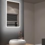 Beleuchteter DSK Design LED-Lichtspiegel Silver Porto, 45x70 cm, mit Digitaluhr im modernen Badezimmer.