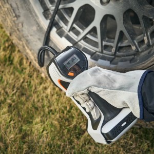 Litheli Akku-Kompressor pumpt Autoreifen auf. Mobiler Kompressor mit digitaler Anzeige.