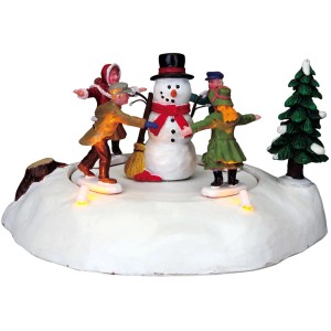 Weihnachtsdekoration: Kinder tanzen um einen Schneemann mit LED-Beleuchtung.