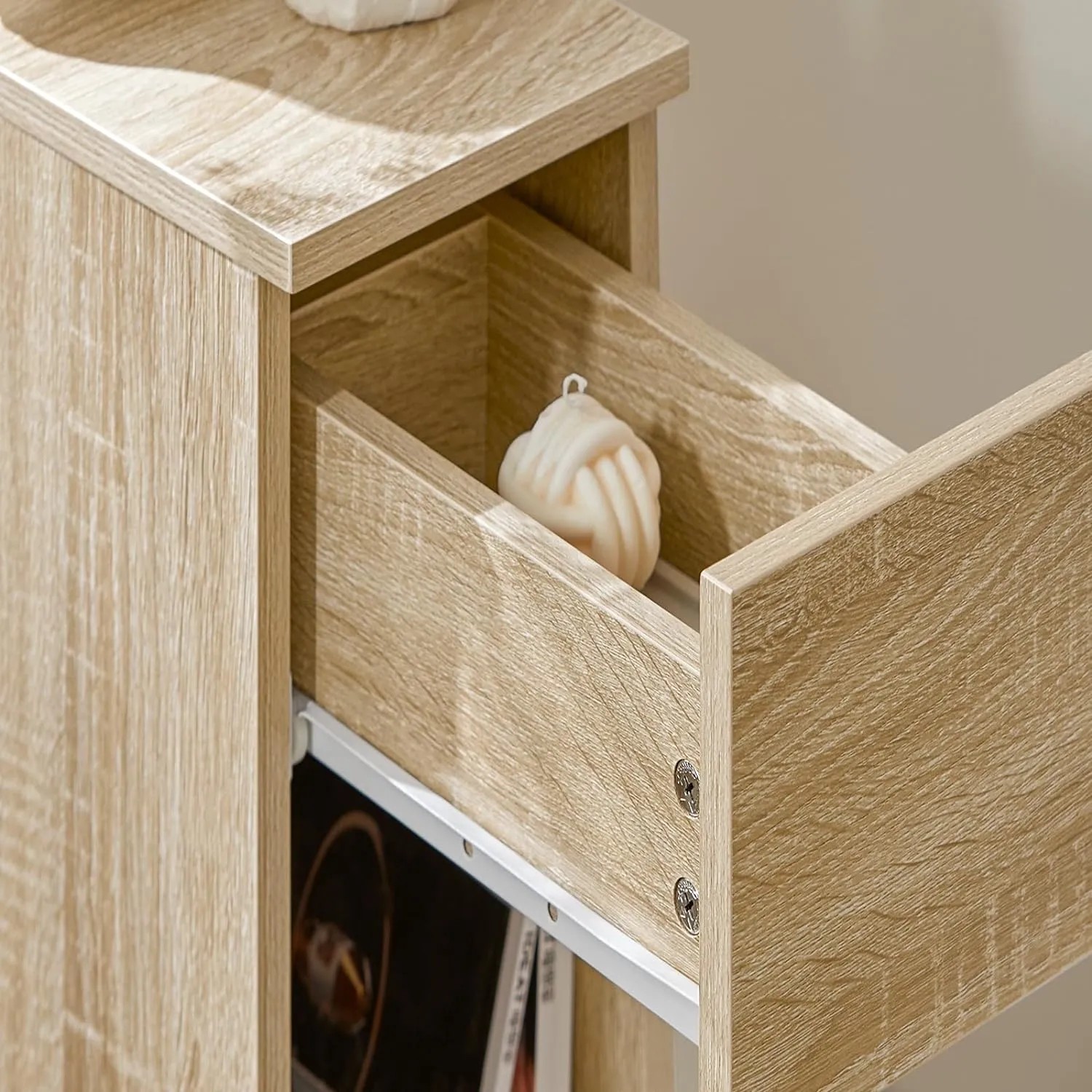 SoBuy Nachttisch FBT111-N in Natur mit Schublade und offenem Fach, Detailansicht.
