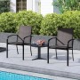 Zwei graue stapelbare Textilene Gartenstühle mit schwarzem Metallrahmen auf Terrasse am Pool, mit kleinem Tisch.