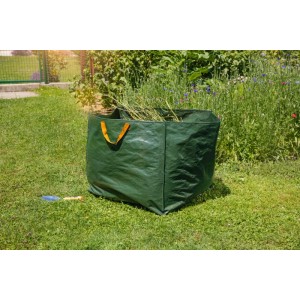 Grüner Windhager Gartenbag Bigload (400 l) auf Rasen, gefüllt mit Gartenabfällen.