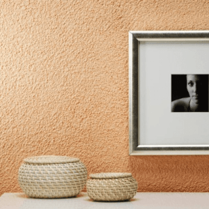 Floxxan Baumwollputz Colorado 109, pastellorange Wandgestaltung mit Deko-Elementen.