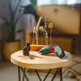 Bosch IXO 7 Akkuschrauber Set mit Winkelaufsatz, Exzenteraufsatz und Bits auf einem Tisch.