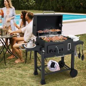 COSTWAY Holzkohlegrill Grillwagen mit Grillrost, Thermometer und Seitenablagen beim Grillen.