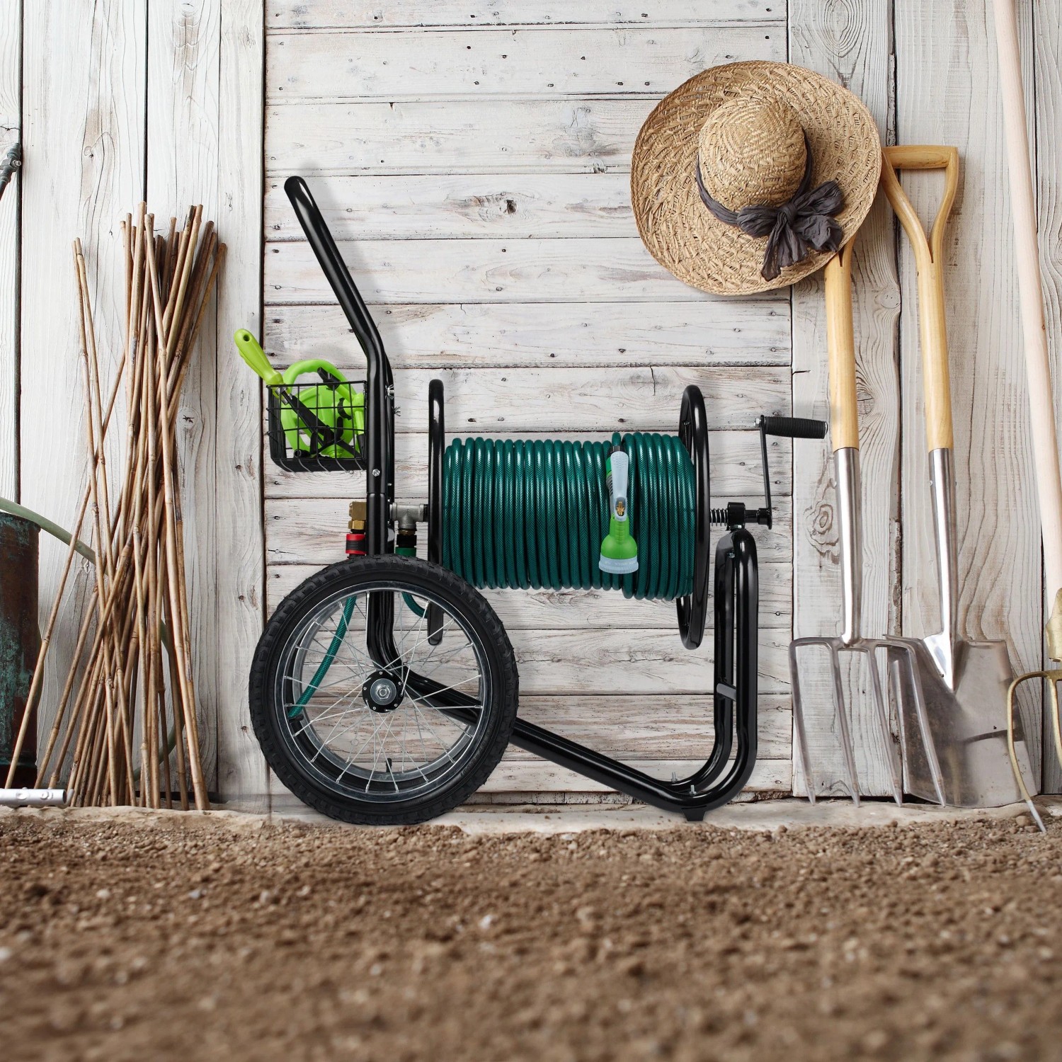 Schwarzer Relaxdays Schlauchwagen aus Stahl mit grüner Schlauchtrommel, Handkurbel, Rädern und Korb für Gartenschläuche.